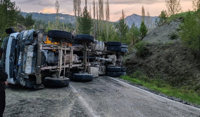Direksiyon başında can verdi: Kamyon devrildi, sürücü öldü