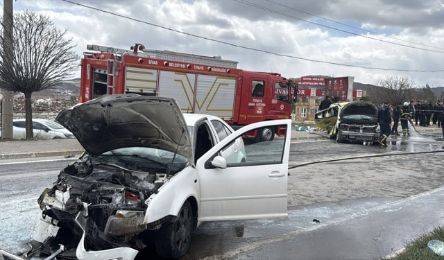 İki otomobil çarpıştı: 4'ü futbolcu 6 kişi yaralandı