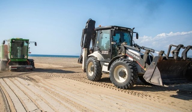 Kuşadası plajlarında hummalı çalışma