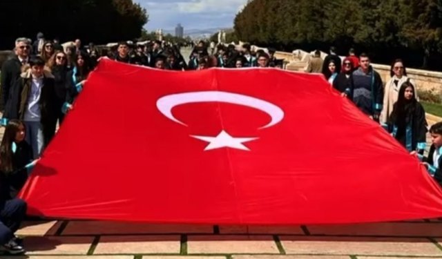 Nazillili öğrenciler Ata'nın huzurunda