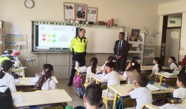 Söke’de emniyetten ilkokul öğrencilerine trafik eğitimi