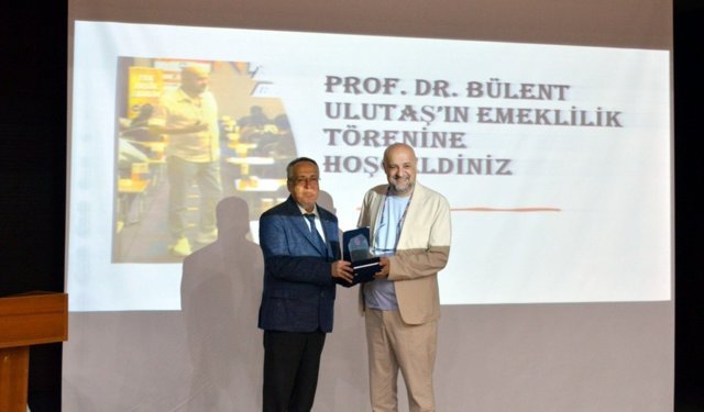 Yılların emeği alkışlarla uğurlandı: Üniversitede duygusal veda töreni