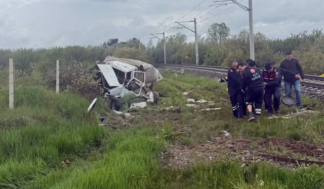 Tren kamyoneti biçti: 1 ölü, 3 yaralı