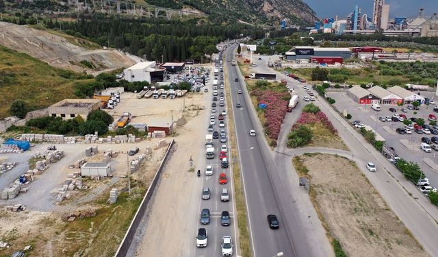 Tatilciler yola çıktı, trafik felç oldu