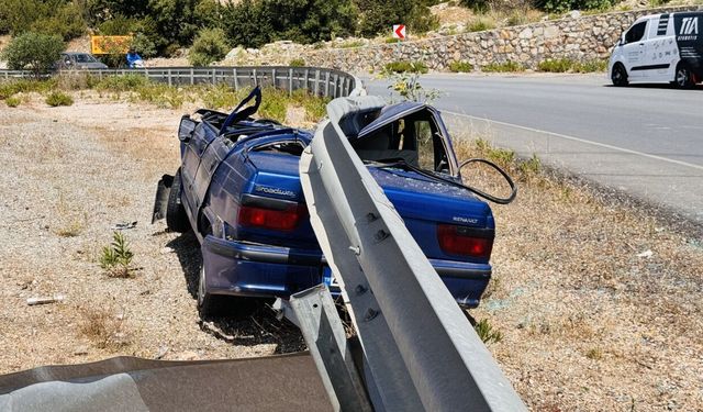 Bariyerler otomobili biçti: Sürücü ölümden döndü