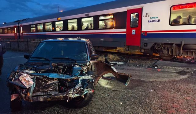 Nazilli'de mucize kurtuluş: Tren otomobile çarptı