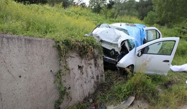 Korkunç kaza: Araç istinat duvarına çarptı, 3 ölü