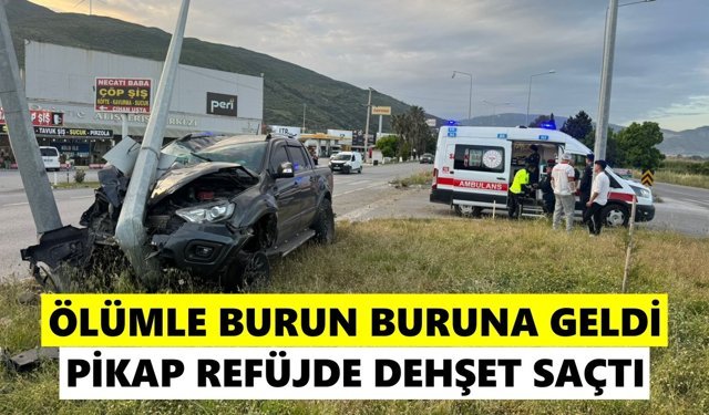 Ölümle burun buruna geldi. Pikap refüjde dehşet saçtı