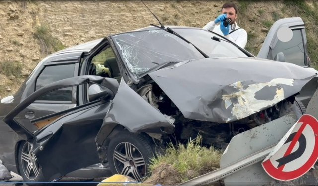 Refüje çarpan otomobil can aldı: 1 ölü, 3 yaralı