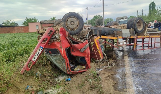Süt yüklü kamyon otomobille çarpıştı, 1’i ağır 5 yaralı