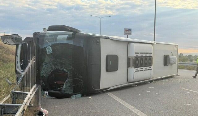 Otoyolda can pazarı: Devrilen otobüste 25 kişi yaralandı