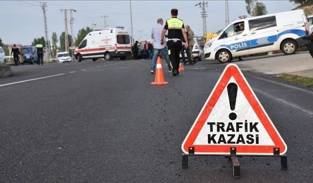 Otomobiller kafa kafaya çarpıştı: 2 ölü, 7 yaralı