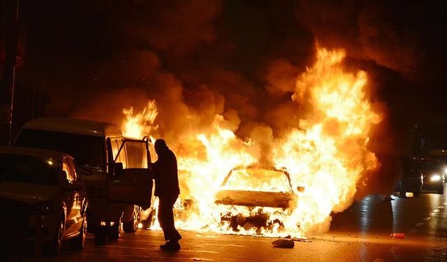 Yanan otomobilde can verdiler: 2 ölü, 3 yaralı