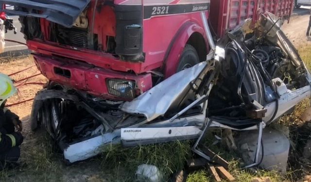 Kamyonun altında can pazarı: 3 kişi hayatını kaybetti
