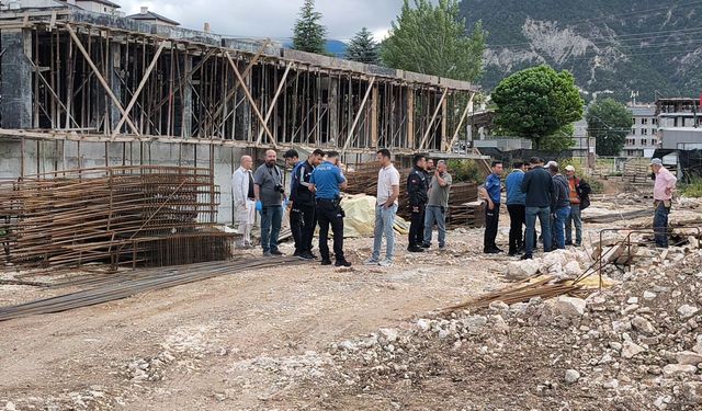 İnşaatta dehşet anları: Çöken iskele 2 işçinin hayatına mal oldu