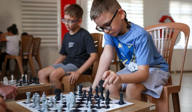 Efeler’de miniklerin satranç heyecanı! Tatil böyle geçiyor