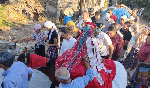 Gelin baba evinden atla çıktı! Beşparmak Dağları’nda gelenek yaşatıldı