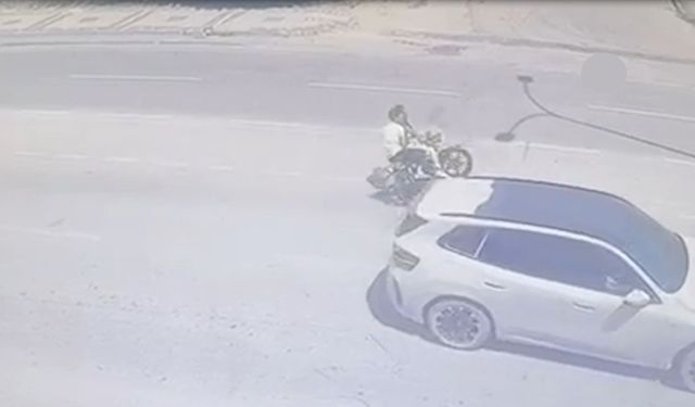 Ölümle biten manevra! Motosiklet sürücüsü aydınlatma direğine çarptı