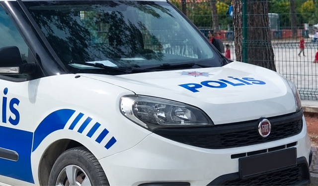 Çantasından tabanca çıkan çocuğun babası gözaltına alındı