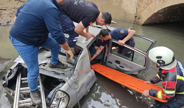 Aydın’da otomobil bariyerleri aşıp baraj kanalına uçtu: 2 Yaralı