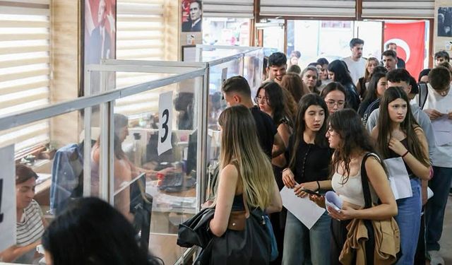 Aydın Büyükşehir Belediyesi'nin, üniversite öğrencilerine AYKART hizmeti sürüyor