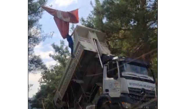 Bozdoğan’da Türk bayrağı dolandı! Belediye çalışanı hemen müdahale etti