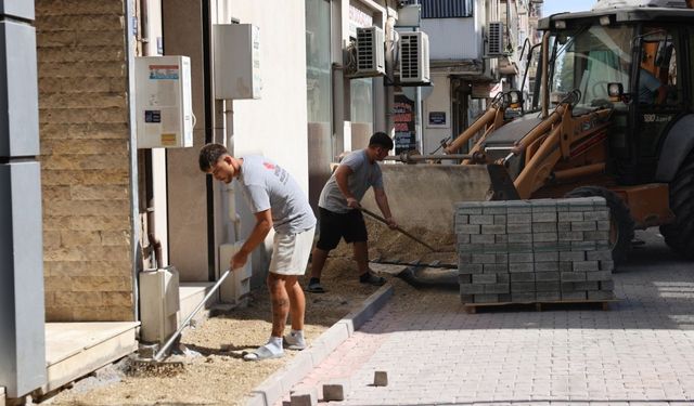 Efeler’de yol mesaisi hızlandı: O sokak yeni görünümüne kavuşuyor