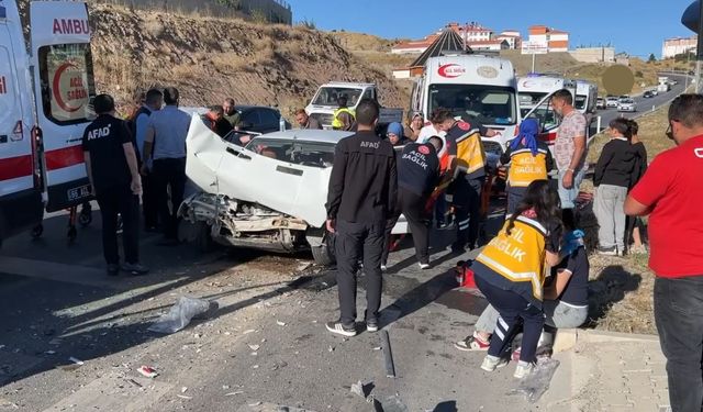 İki araç birbirine girdi: 6 kişi yaralandı