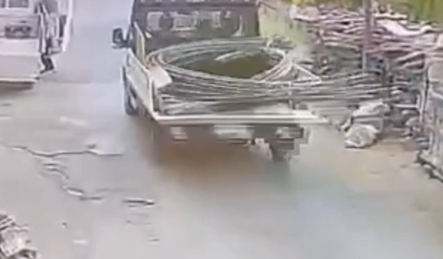 Yol kenarında yürüyordu! Nazilli’de kamyonetten sarkan demir çocuğun başına çarptı