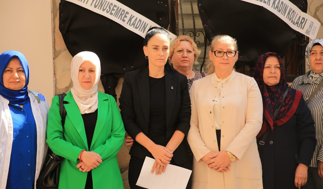 AK Parti'li kadınlardan muhtarlığa siyah çelenk