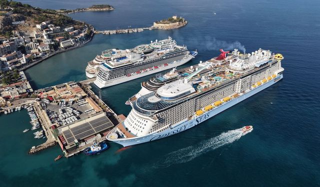 Kuşadası'na turist akını! 4 gemiden 11 bin 811 yolcu indi