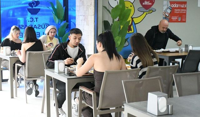 Kuşadası’nda 4 çeşit yemek 140 TL! Kent Lokantası’na yoğun ilgi