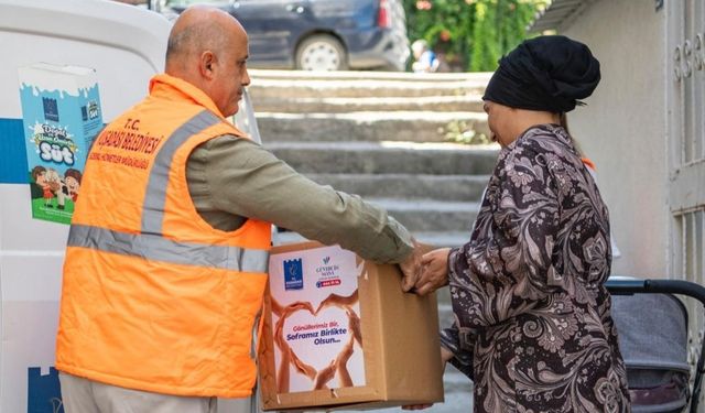 Kuşadası’nda ihtiyaç sahiplerine kapı kapı yardım
