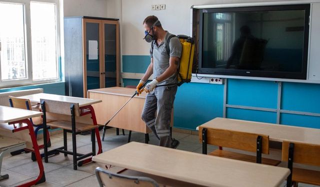 Kuşadası’nda okullar açılmadan önce ekipler harekete geçti
