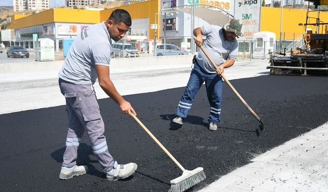 Kuşadası’nda yollar baştan aşağı yenileniyor