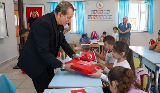 Minik öğrenciler sınıfa girince Başkan Yetişkin’i karşılarında buldu