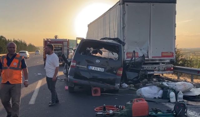 Otoyolda korkunç anlar! Minibüs tıra ok gibi saplandı!