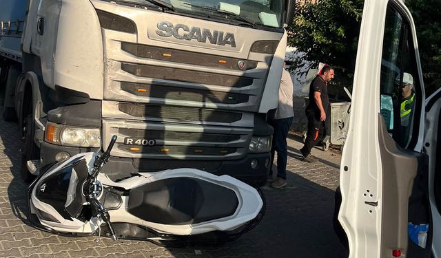 Aydın'da TIR ile motosiklet çarpıştı: 2 öğrenci yaralandı