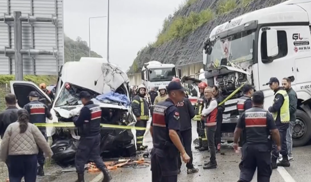 Yolcu minibüsü tırla çarpıştı: 1 ölü, 11 yaralı