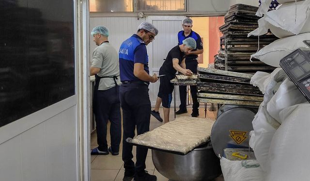 Efeler'de zabıtalar unlu mamul işletmelerine denetim uyguladı