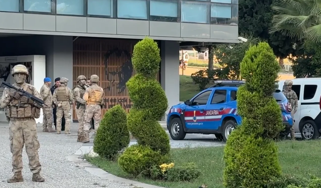 Belediyeye yönelik operasyonda çok sayıda şüpheli gözaltına alındı