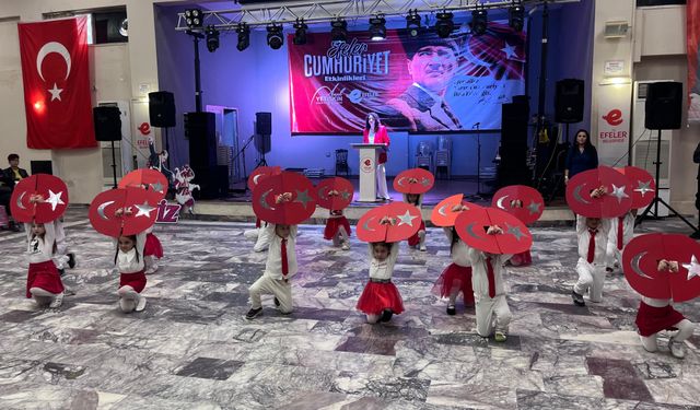 Efeler’de Cumhuriyet coşkusu! Miniklerden renkli gösteri