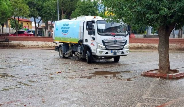 Efeler’de semt pazarlarında temizlik mesaisi