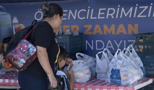 Kuşadası’nda 1400 çocuğun beslenme çantası belediyeden