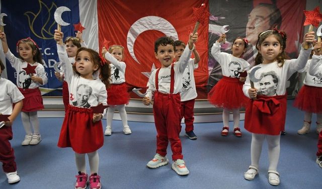 Kuşadası’nda Cumhuriyet coşkusu miniklere emanet