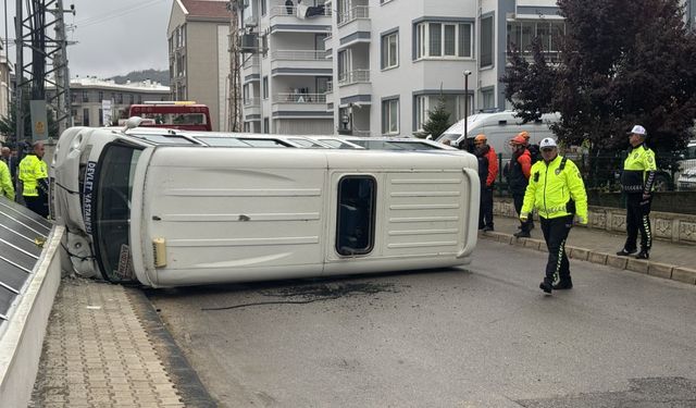 Servis ve dolmuş birbirine girdi: 16 yaralı
