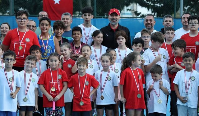 Söke'de geleceğin tenisçileri korta çıktı