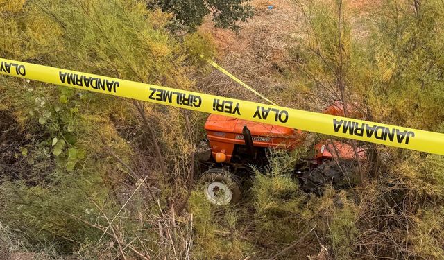 Tarlaya devrilen traktörden acı haber