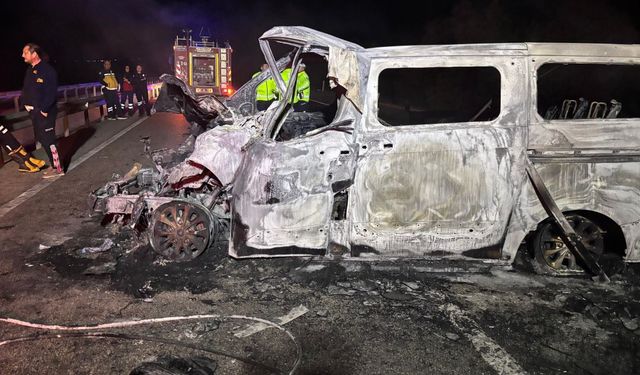 Tıra arkadan çarpan otomobil alev aldı: Sürücü öldü
