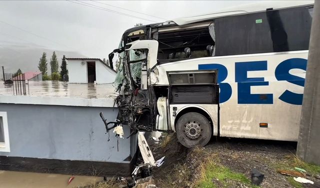 Tırla çarpışan otobüs eve daldı: 1 ölü, 14 yaralı
